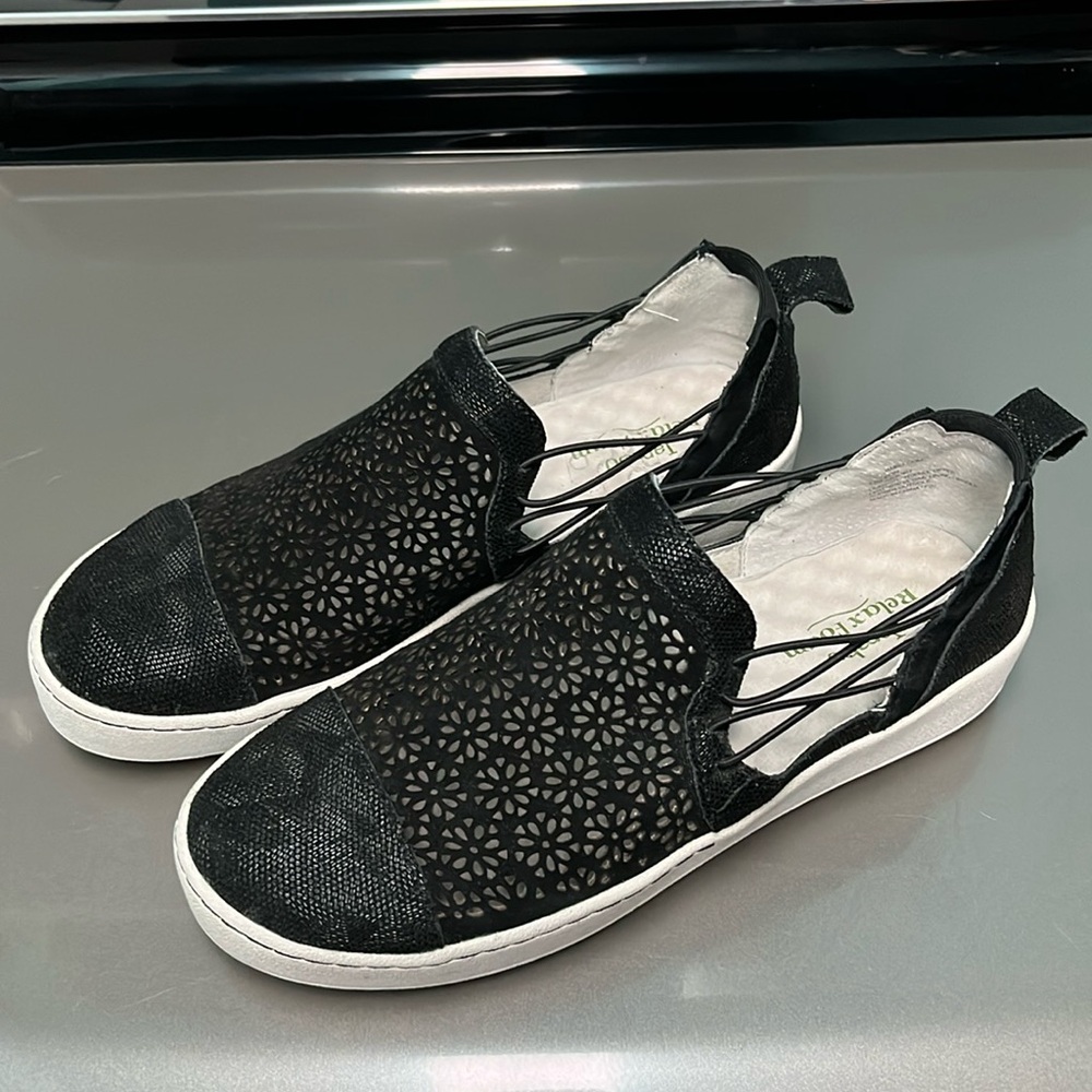 Jambu Erin black leather easy slip on sneakers size 8.5 with white soles